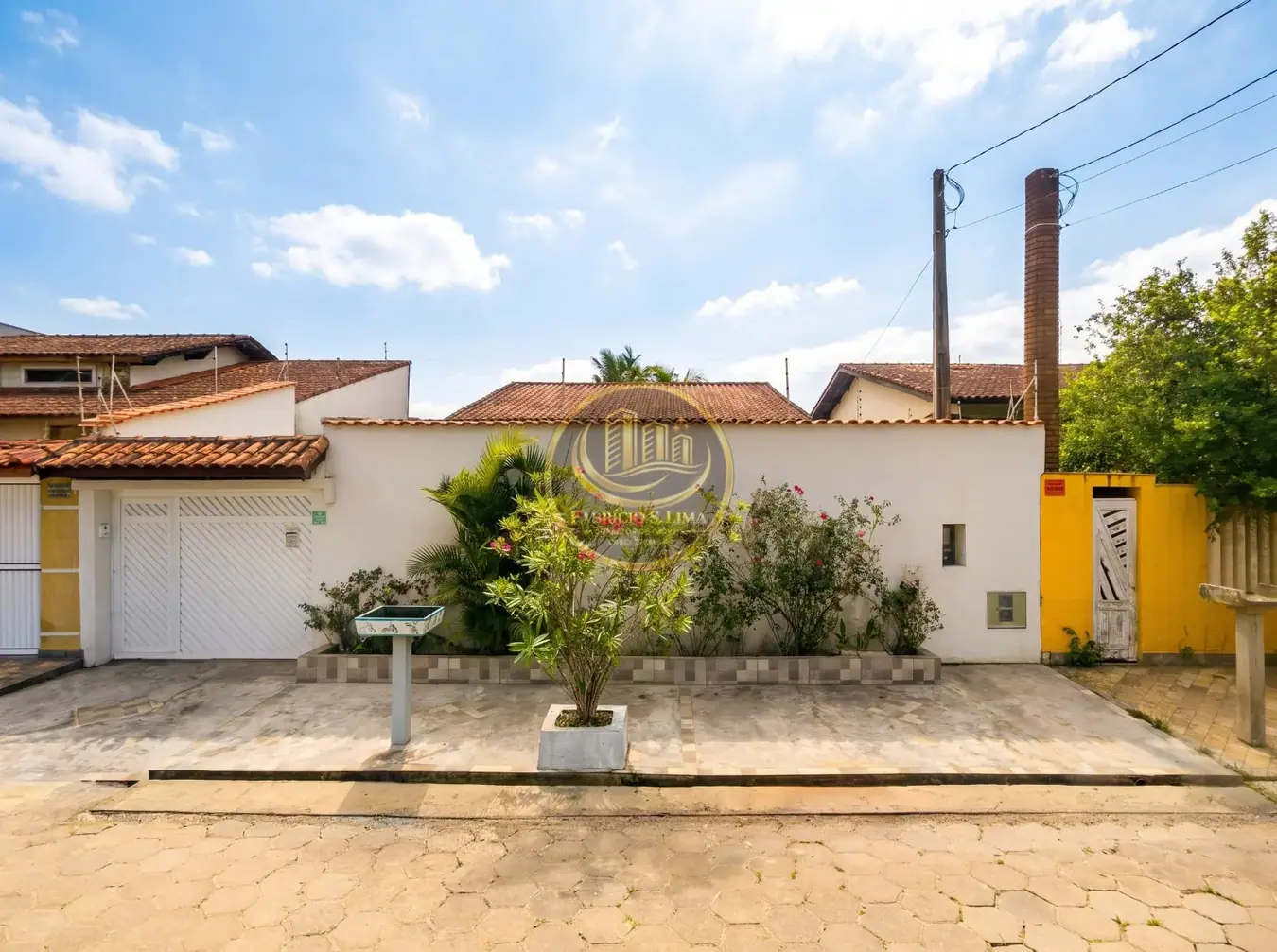 Fachada e acesso à garagem — casa em Cibratel II
