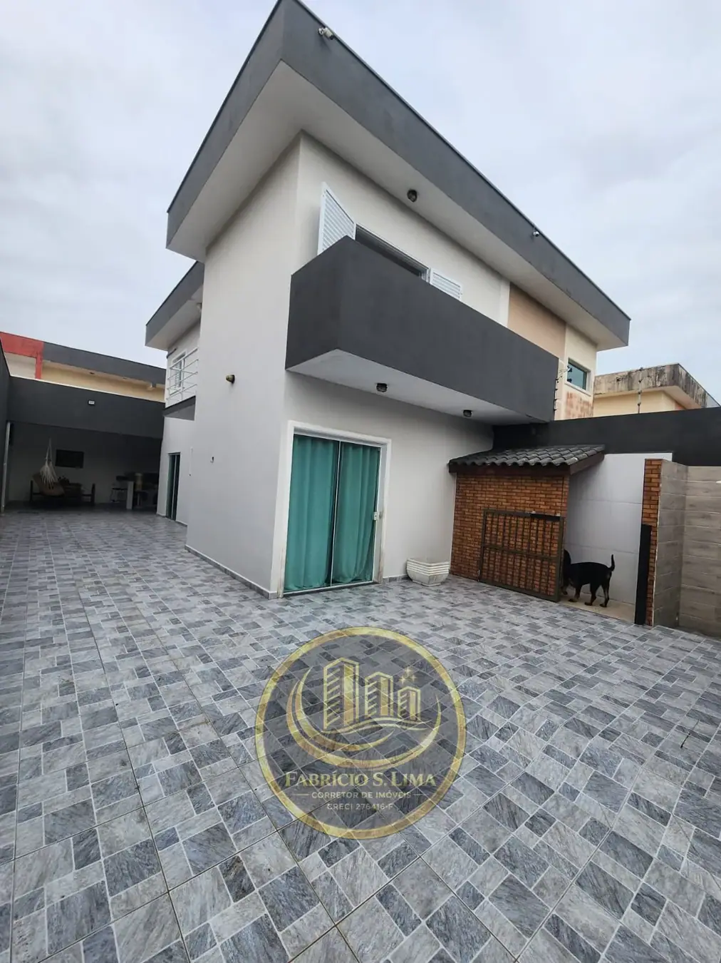 Fachada real do sobrado à venda em Itanhaém